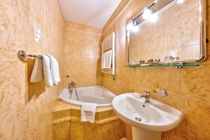 Suite | Bathroom | Hair dryer, towels - Betlem Club Hotel (Prague)