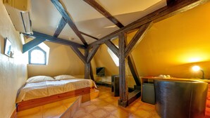 A bedroom with a bed, a desk, and a chair. - Betlem Club Hotel (Prague)