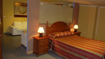 Triple Room | In-room safe, desk, free WiFi