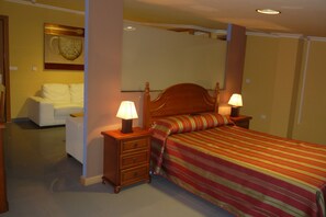 Triple Room | In-room safe, desk, free WiFi