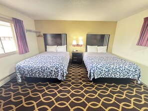 Chambre Standard double | Lit avec matelas Ă plateau-coussin, bureau, fer et planche Ă repasser