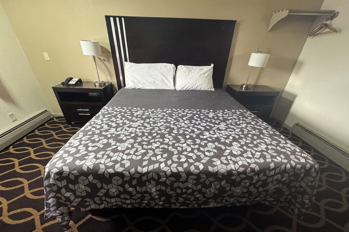 Chambre Deluxe, 1 trĂšs grand lit | Lit avec matelas Ă plateau-coussin, bureau, fer et planche Ă repasser