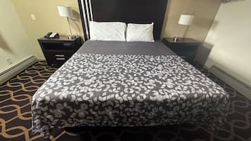 Habitación Deluxe, 1 cama King size | Camas con pillow-top, escritorio y tabla de planchar con plancha
