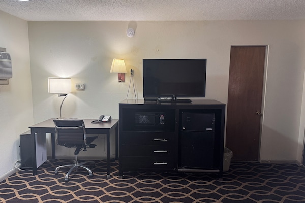 Pillowtop beds, desk, iron/ironing board, free WiFi