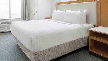 Een bureau, verduisterende gordijnen, een strijkplank/strijkijzer