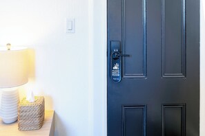 Room | Peralatan tempat tidur premium, Wi-fi percuma, cadar katil 