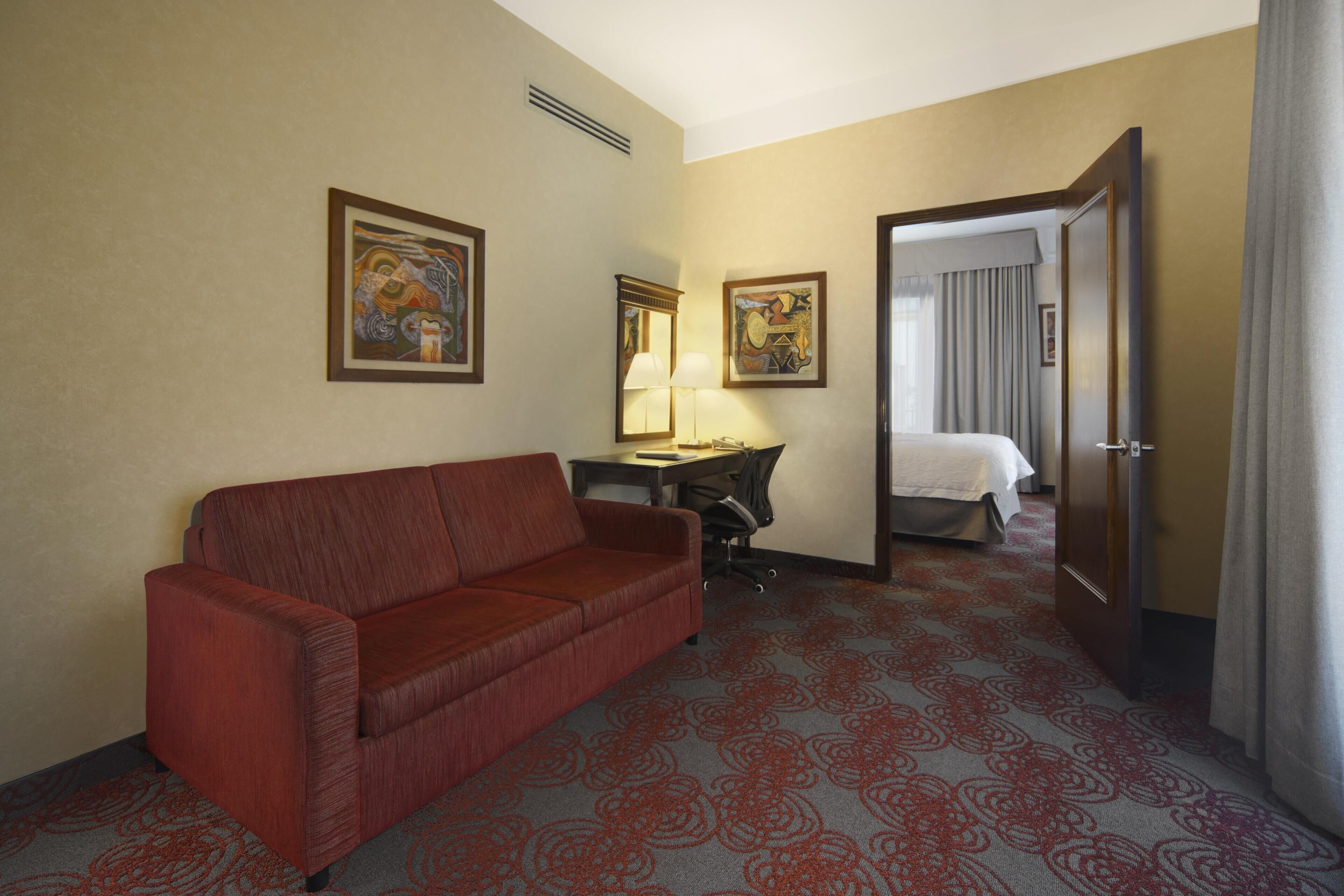 キング スイート ソファーベッド | リビング エリア | 32 インチの薄型テレビ (ケーブル放送視聴可)、テレビ