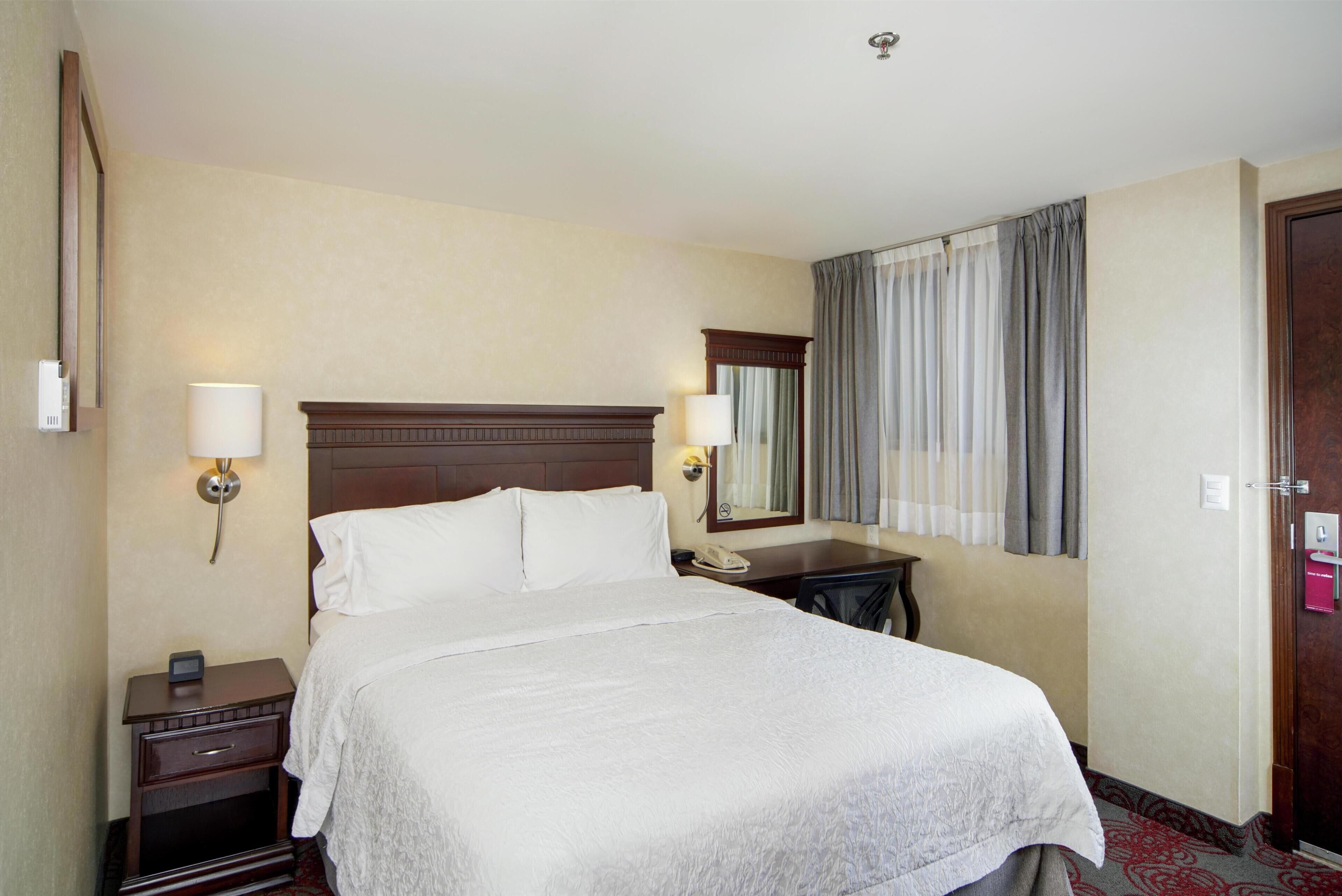 ルーム クイーンベッド 1 台 禁煙 (Interior) | 低刺激性寝具、デスク、遮光カーテン、アイロン / アイロン台