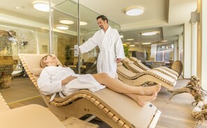 Sauna, hot tub, steam room, hot stone massages, sports massages - Family Hotel & Spa Desirée (Graechen)