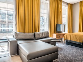 Kaliteli yatak takımı, yastık yüzeyli yatak, odada kasa, masa 