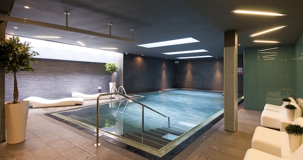 Indoor pool, pool loungers - Apex Waterloo Place Hotel (Edinburgh)