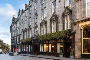 A historic building with a stone facade, large windows, and a sign for 'Fraser Suites'. - Fraser Suites Edinburgh (Edinburgh)