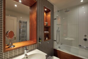 Studio Premier City View | Bathroom | Shower, rainfall showerhead, designer toiletries, hair dryer - Fraser Suites Edinburgh (Edinburgh)