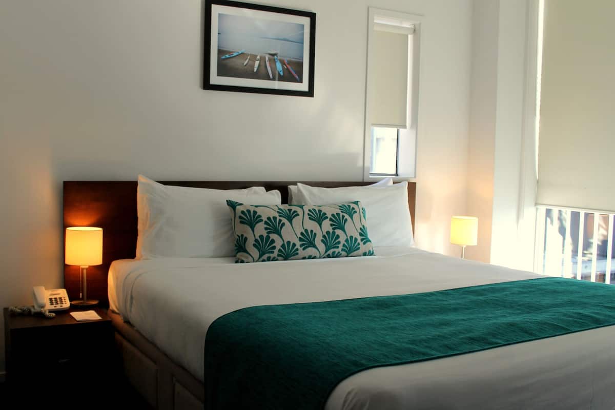 Schreibtisch, schallisolierte Zimmer, Bügeleisen/Bügelbrett