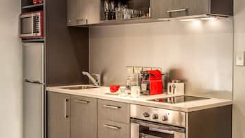 Refrigerador con freezer, microondas, horno, placa de cocina