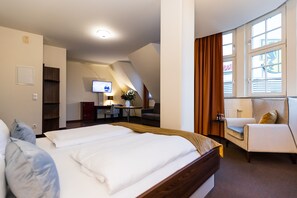 Egyptian cotton sheets, hypo-allergenic bedding, minibar, in-room safe - Hotel Royal International (Leipzig)
