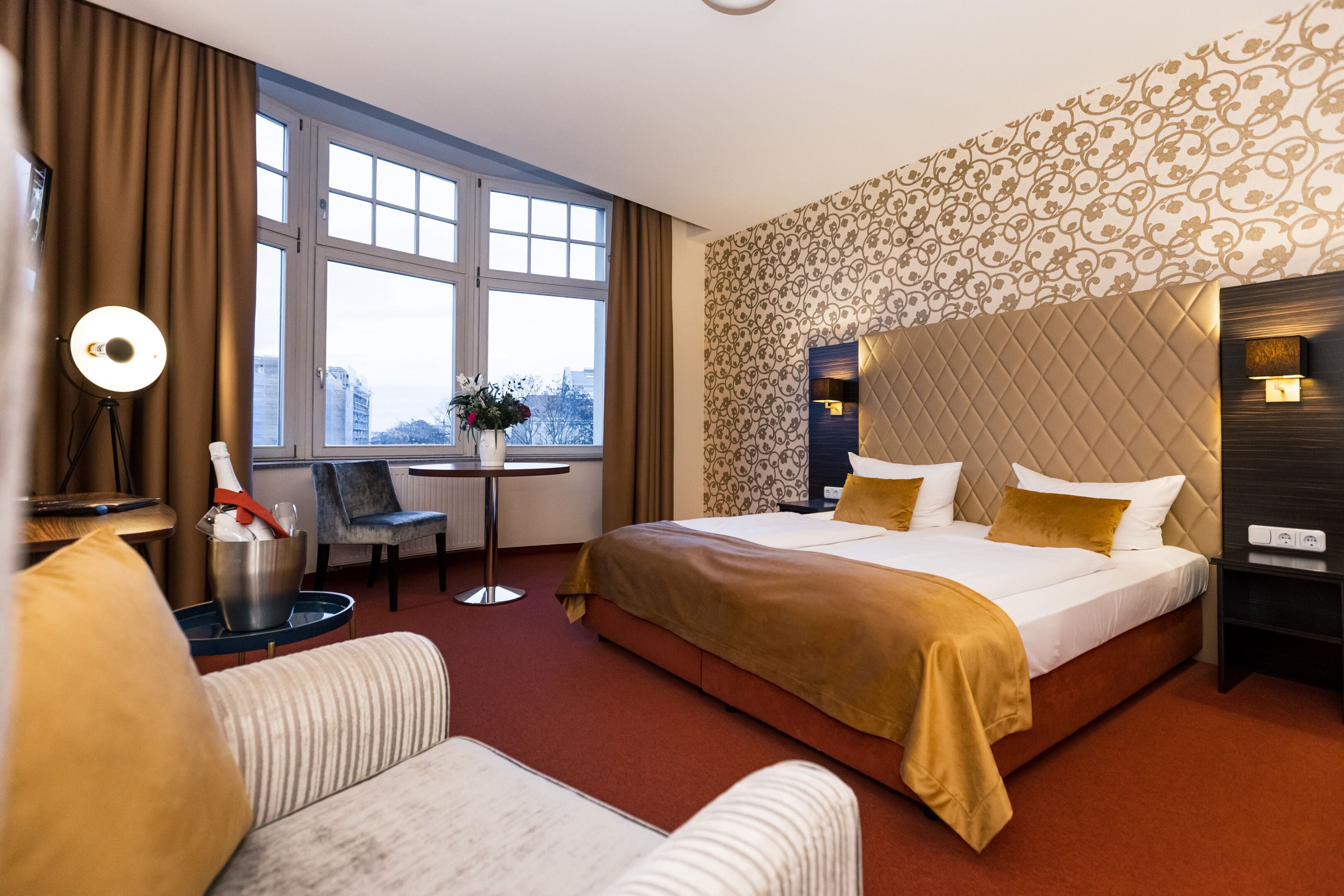 Egyptian cotton sheets, hypo-allergenic bedding, minibar, in-room safe