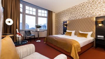 Egyptian cotton sheets, hypo-allergenic bedding, minibar, in-room safe