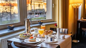 Desayuno buffet diario (EUR 20 por persona)