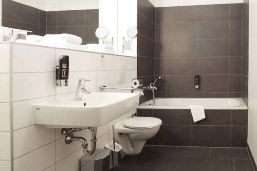 Dusche, umweltfreundliche Kosmetikartikel, Haartrockner, Handtücher
