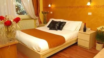 Habitación (Double Room Matrimoniale) | Escritorio, tabla de planchar con plancha y wifi gratis