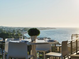 2 restaurants, breakfast, lunch, dinner served; international cuisine