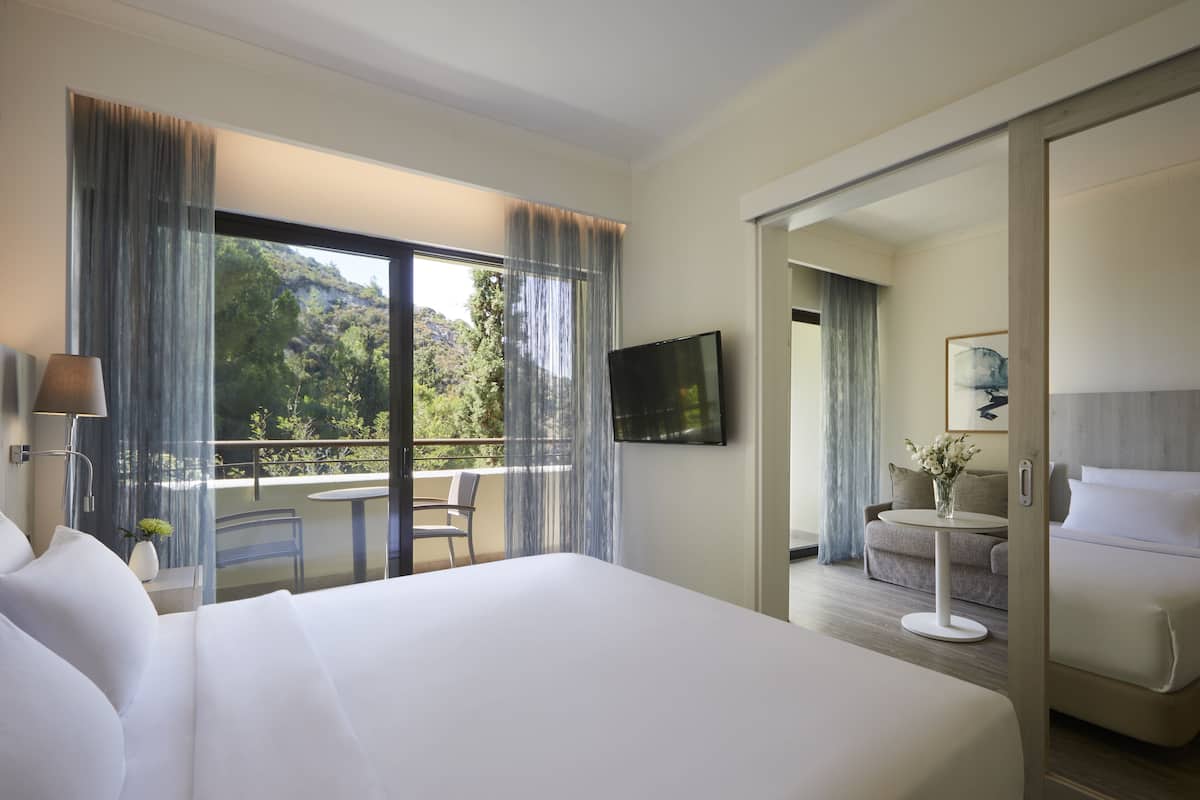 Junior Suite, Mountain View | 1 bedroom, in-room safe, desk, blackout curtains