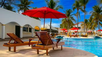 2 outdoor pools