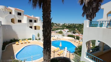 5 piscines extérieures, parasols de plage, chaises longues