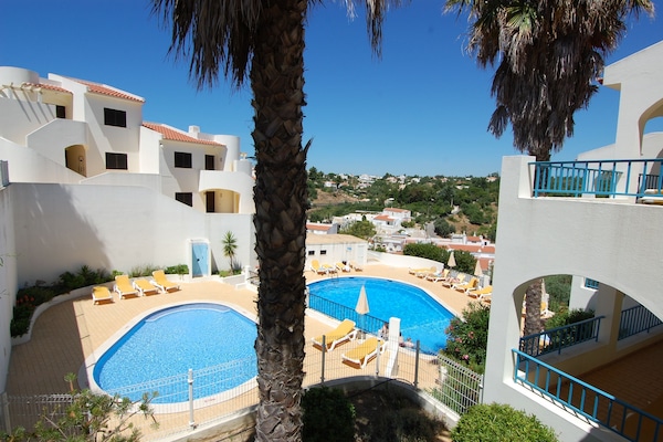 5 piscines extérieures, piscine chauffée, parasols de plage