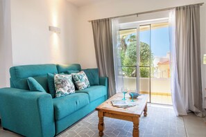 Leilighet – superior, 2 soverom | Oppholdsområde | LCD-TV og peis