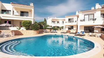 5 outdoor pools, a heated pool, pool umbrellas, sun loungers