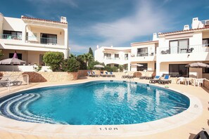 5 outdoor pools, a heated pool, pool umbrellas, pool loungers