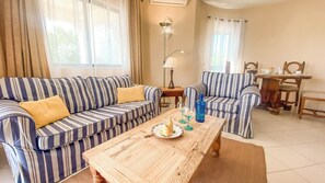 Leilighet – superior, 2 soverom, sjøutsikt | Oppholdsområde | LCD-TV og peis