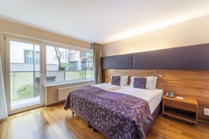 Suite | Hypo-allergenic bedding, desk, iron/ironing board - Pakat Suites (Vienna)