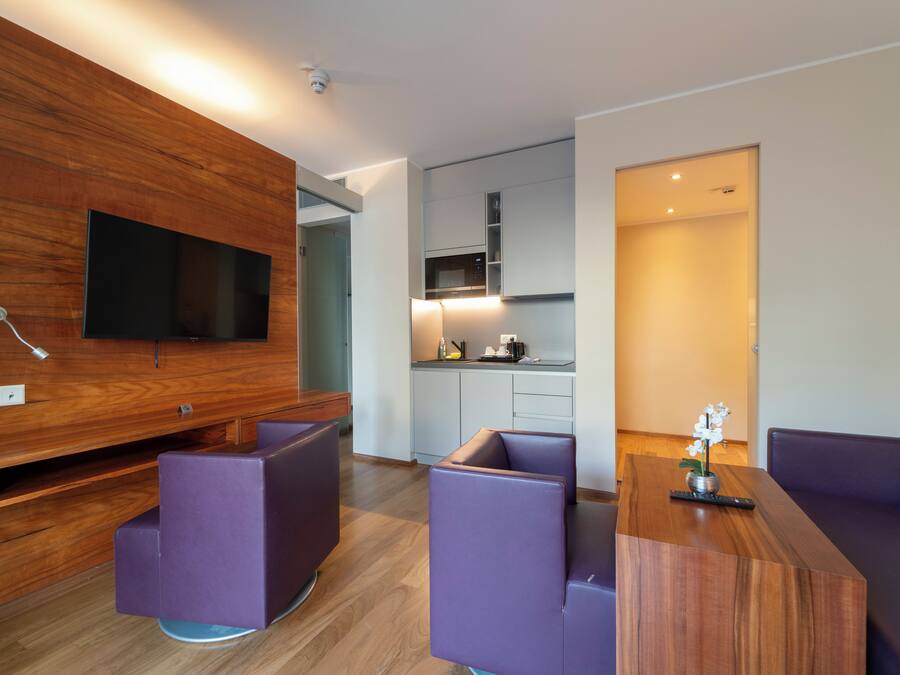 Televisión LCD de 50 pulgadas con canales por satélite, una televisión