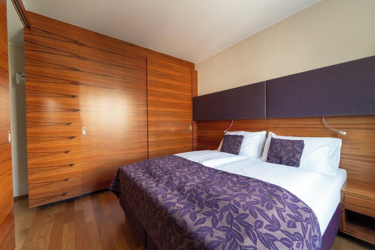 1 chambre, literie hypoallergénique, bureau, fer et planche à repasser