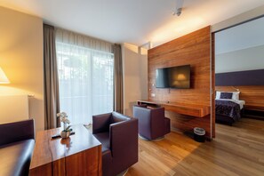 Leilighet – deluxe | Oppholdsområde | En 50-tommers LCD-TV med Parabol-TV samt TV