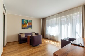 Economy Room | Hypo-allergenic bedding, desk, iron/ironing board - Pakat Suites (Vienna)