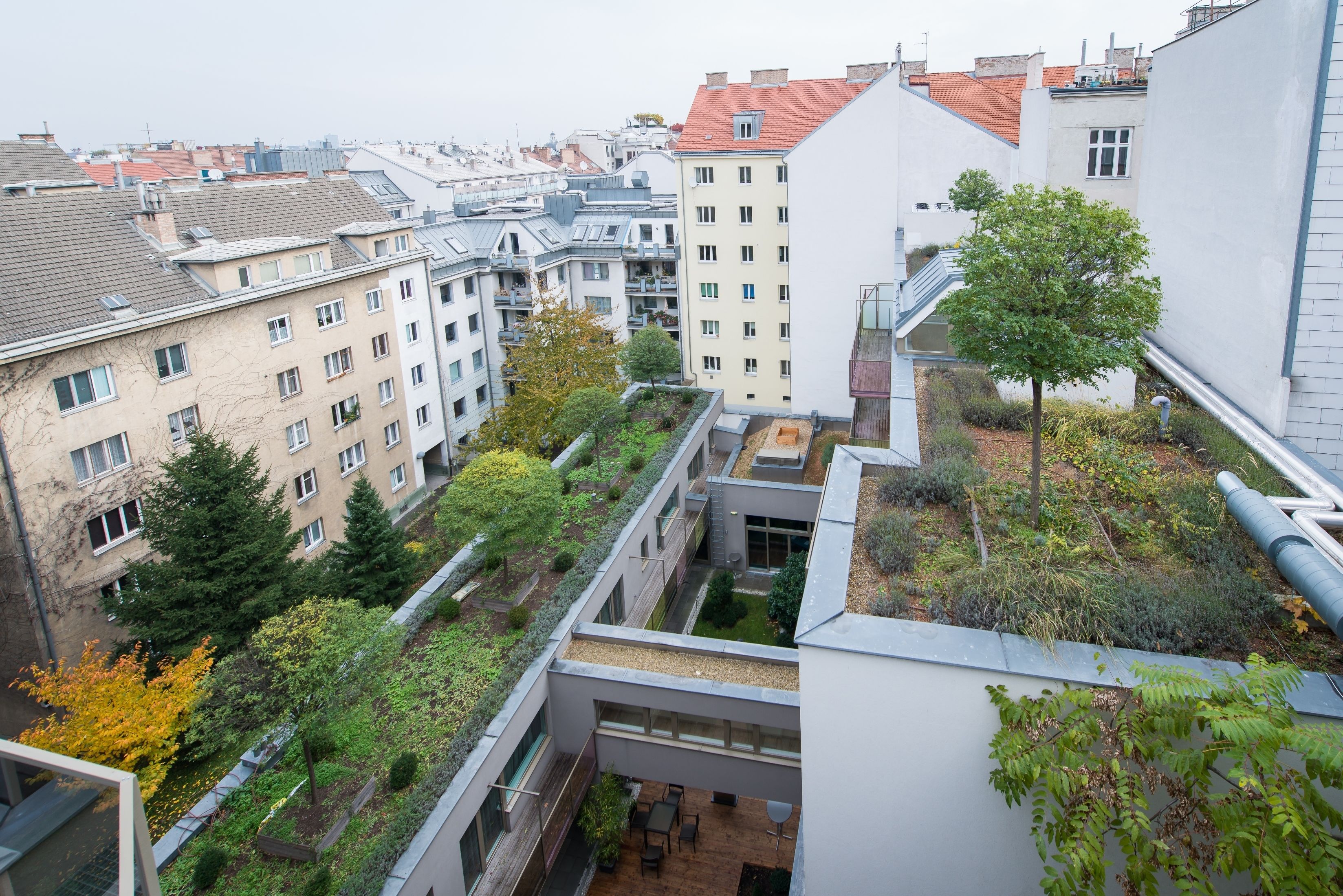 Ein mehrstöckiges Wohngebäude mit Dachgarten und Terrassen.