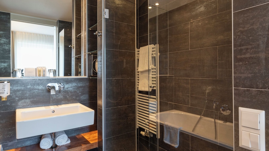 Pakat Suites