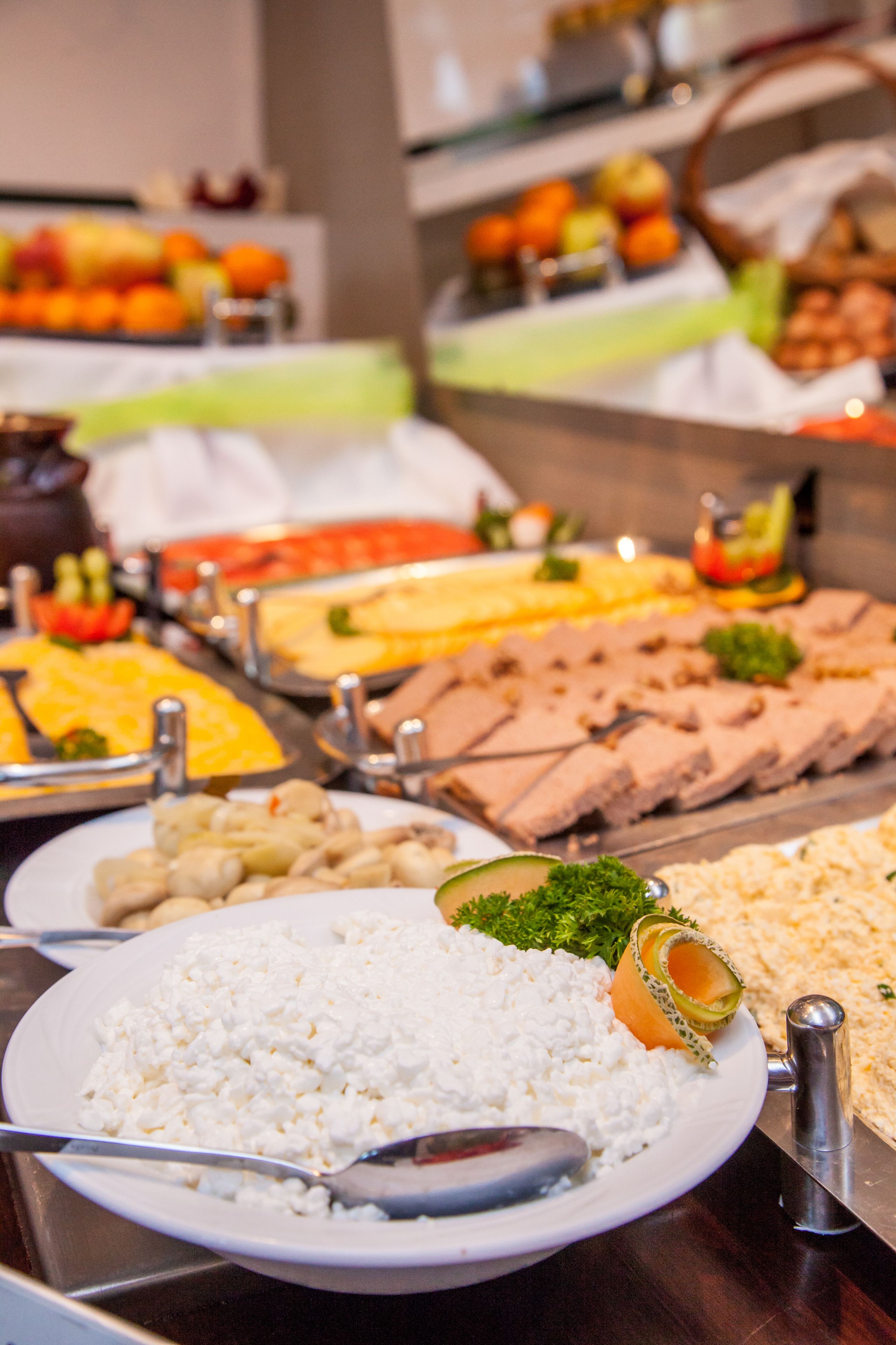 Ein reichhaltiges Buffet mit verschiedenen Speisen, darunter Reis, Fleisch und Gemüse.