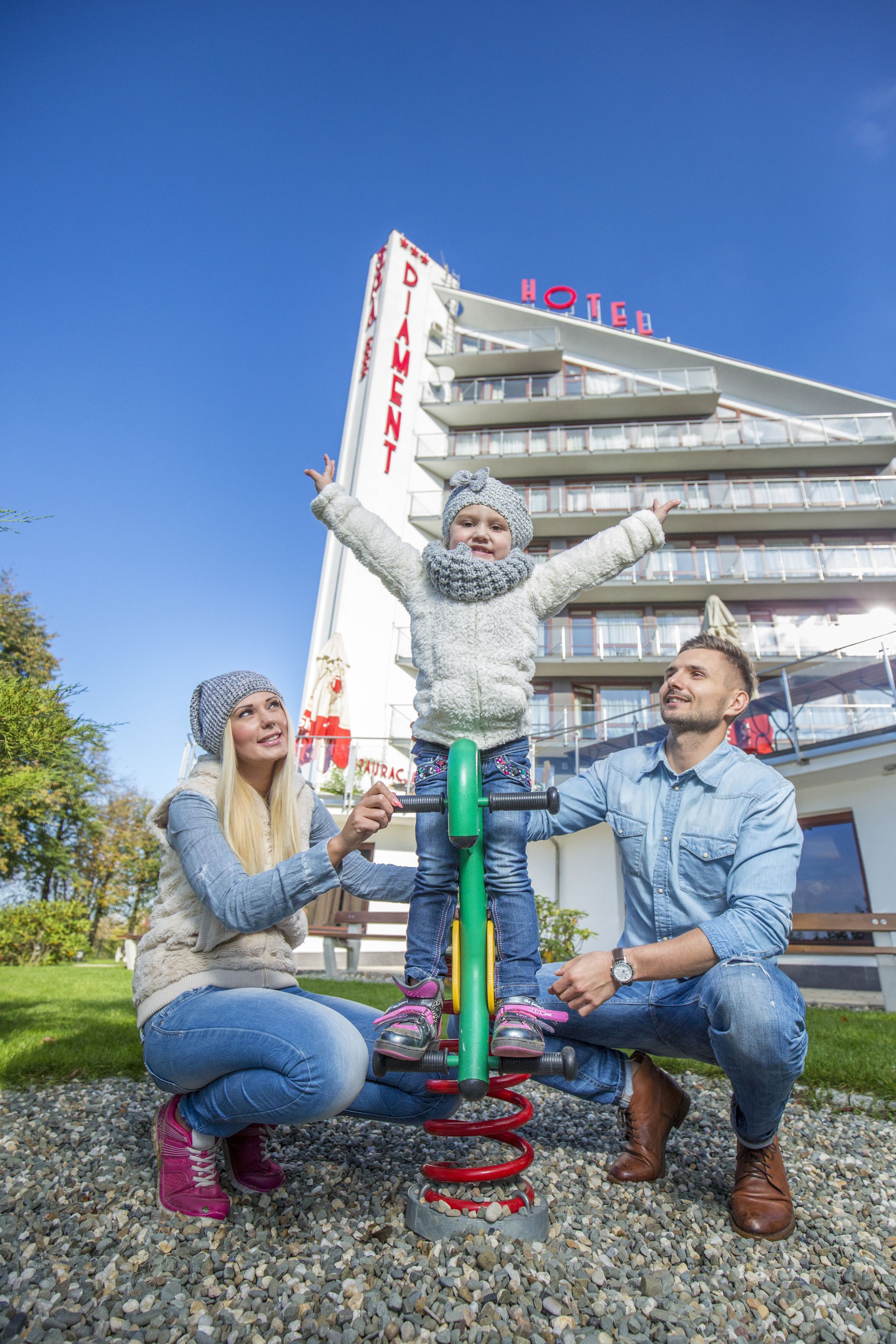 Una familia divirtiéndose en un paseo infantil en un hotel.