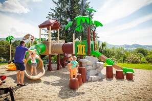 Children’s play area – outdoor