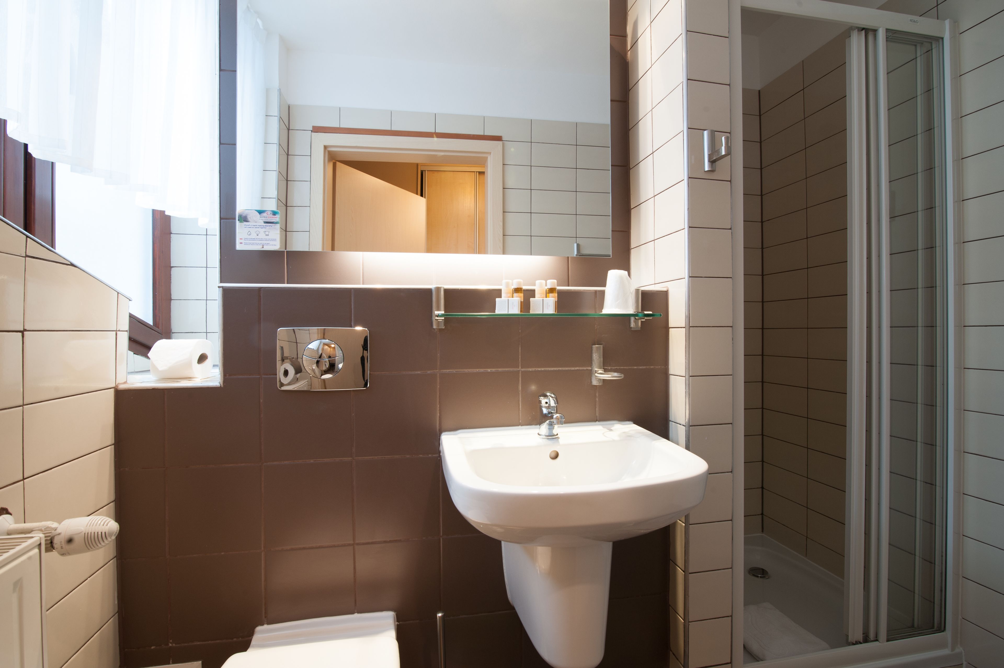 Un baño con lavamanos, espejo y ducha.