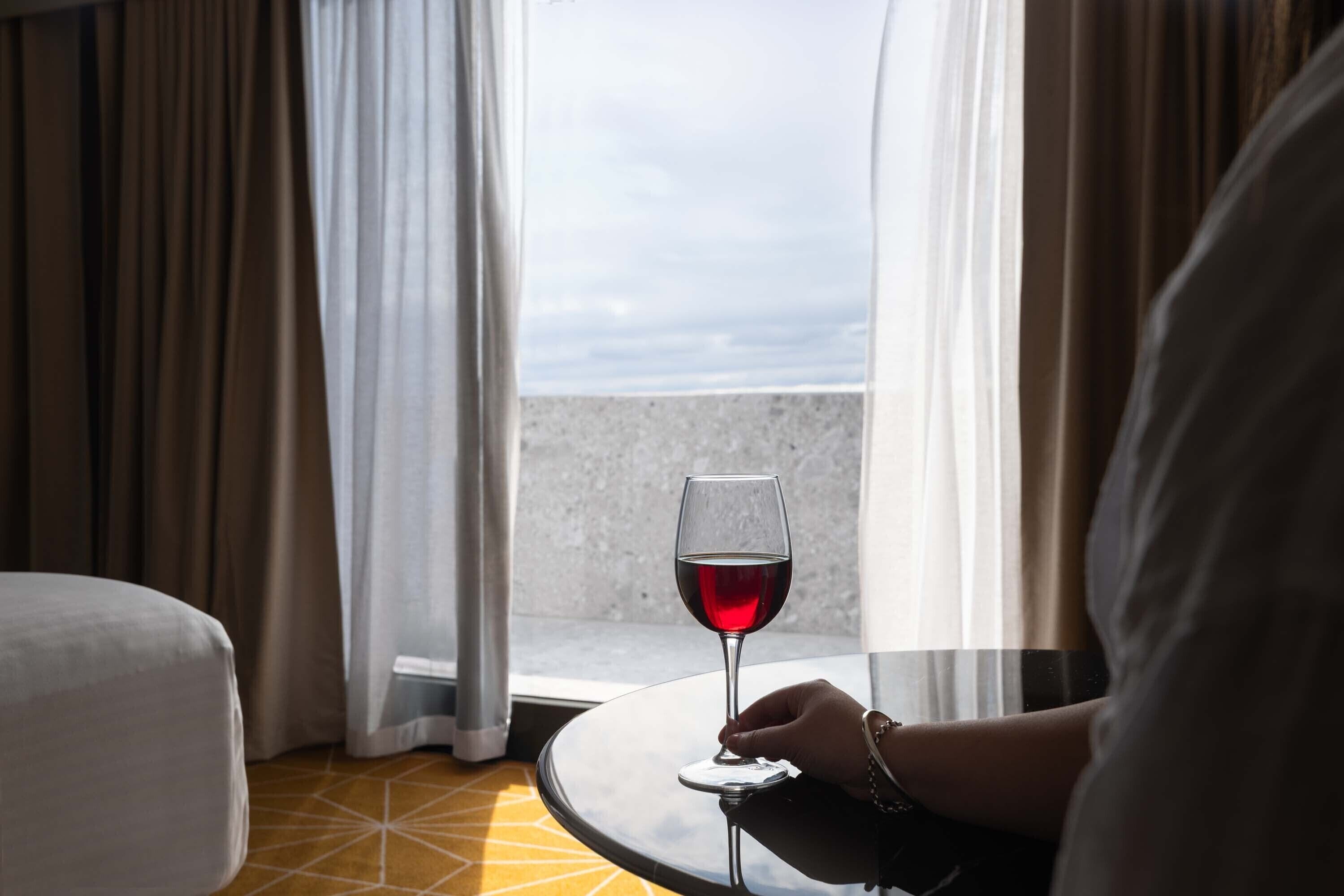 尊荣套房, 1 张特大床 | 起居区 | 液晶电视