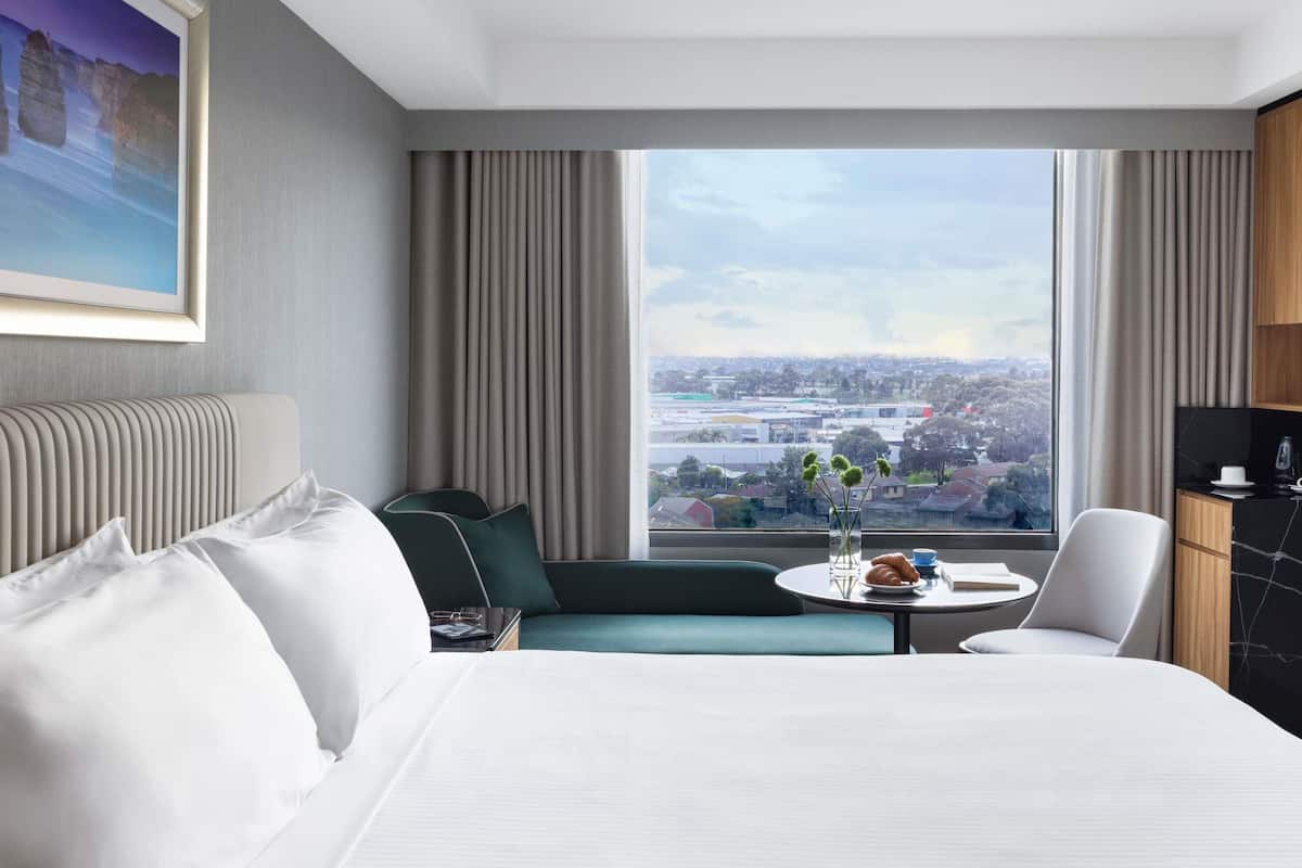 Premium Studio, 1 King Bed | Minibar, in-room safe, desk, blackout drapes