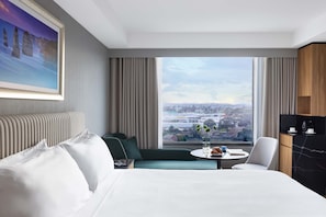 Minibar, in-room safe, desk, blackout curtains - Mantra Melbourne Airport (Tullamarine)