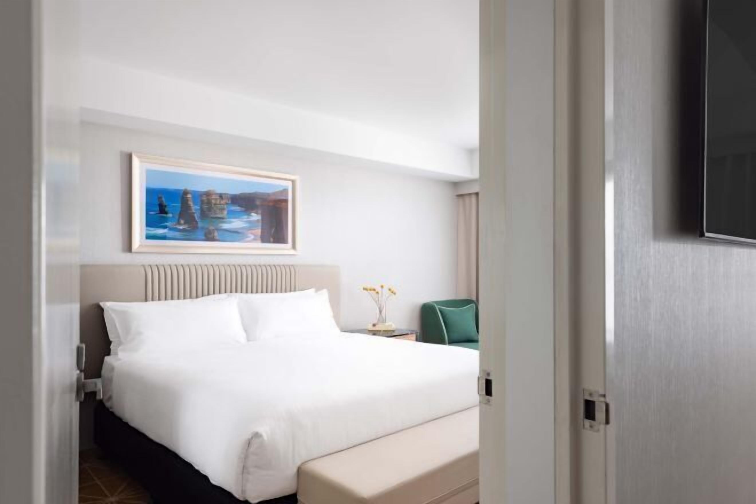 Een minibar, een kluis op de kamer, een bureau, verduisterende gordijnen