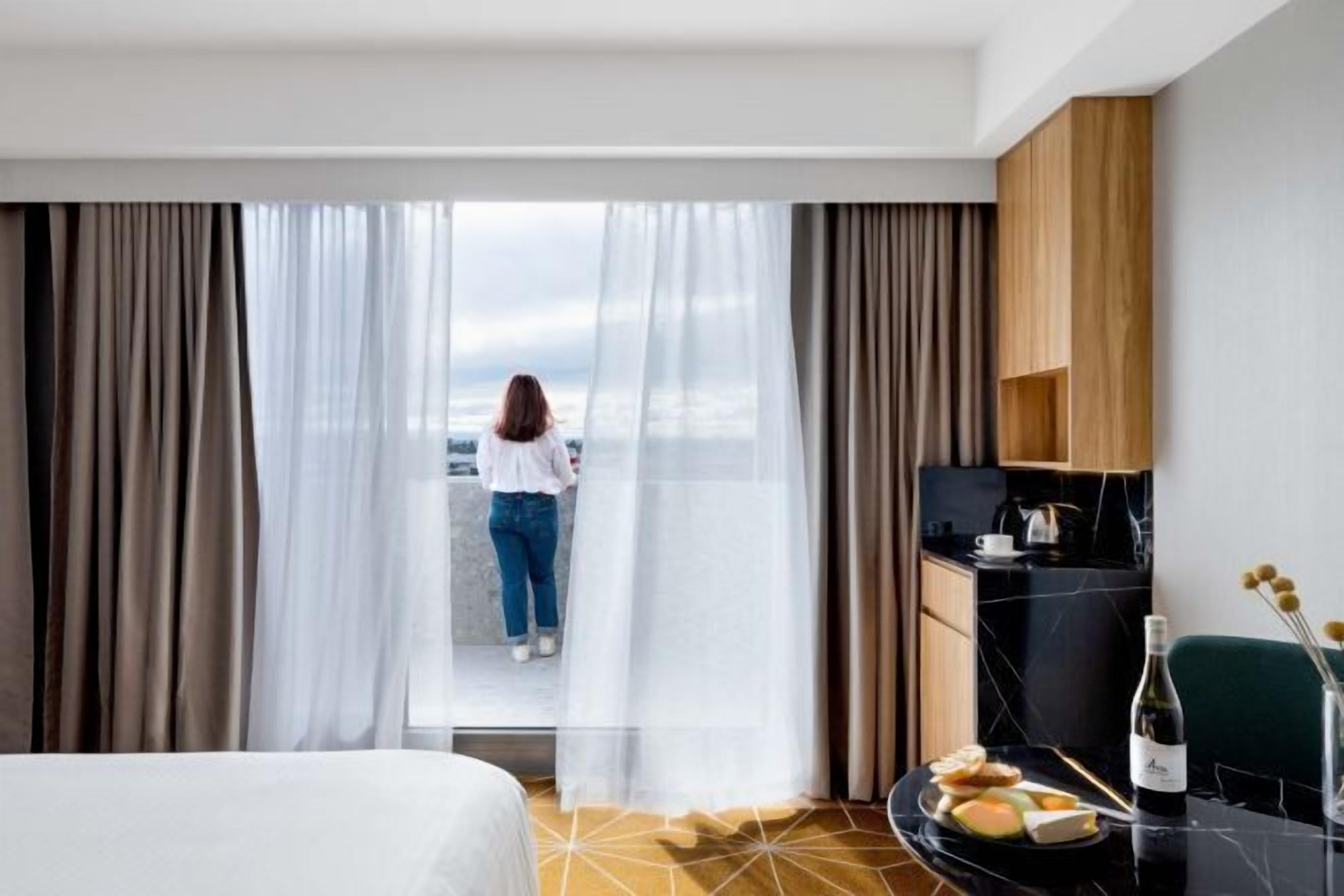 Een minibar, een kluis op de kamer, een bureau, verduisterende gordijnen